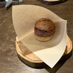 Bisutoro Radore - ラドレのミニ・バーガー（黒胡椒を練り込んだバンズと馬肉のタルタル）
