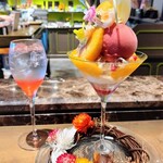 Patisserie & Chocolat Bar Del'Immo - ■Premium Parfait Sunset peach(R5.8/25～)
      ・前菜：マスカルポーネのアイス ～チュイール添え～
      ・ドリンク：夕焼けのモクテル