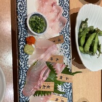 のど黒屋 新橋店 - 刺身の盛り合わせです。クエが最高に美味しかったです。