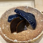 すし善 - “西瓜の奈良漬と茄子の糠漬け”。大概たくさんの漬物を食して来ましたが、「何これ⁈」“鮨”にも匹敵する素晴らしい一皿です。