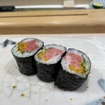 すし善 - “元祖とろたく巻”。トロとたくあんの巻。コレもこちらのお店が開発されたとの由。斬新な食感と新しい味わいで美味い！