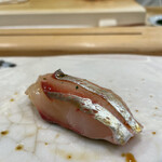 すし善 - “縞鯵”。一つの“鮨”に対するその丁寧なアジャスト力…。目で見て舌で味わう。こう言う事なんだなぁと。