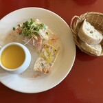 Bisutoro Furukawatei - ワンプレートの前菜と素朴な自家製パン