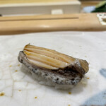 すし善 - “鮑”。固い、コリコリ。忖度しない“鮑”久々。思えば本当の味わいはコレかも。