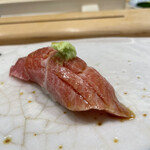 すし善 - “中トロ”。敢えて語らず。語るとすれば職人さんの愛でるような一握りに対する接し方…。