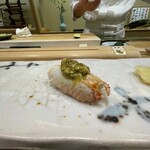 すし善 - “毛蟹と味噌”。こんな握り、見た事ない。食せばこんな握り食べた事ない。北海道が口の中に激しく広がる味わい…。“江戸前”には無い…。