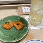 すし善 - “サーモンアテで”。これ、不思議ですが、非常に筋張っていて「あーコレね」と思いきや筋感が全く無いんです。引っかからない、固くない。こんな不思議に美味しいサーモン初めて。