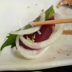 愛南 市場食堂 - 最後の一切れは、大葉とたまねぎとわさびで。