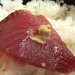 愛南 市場食堂 - わさびを乗せて、甘い刺身しょうゆに付けてご飯にドン！！