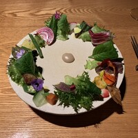 ICHII - 野菜畑、真ん中にバーニャカウダソース