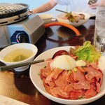 炙り家 ふじ仙 - 超ボリューム満点！ローストビーフ丼(レギュラーサイズ)￥1160！