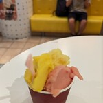 Gelato Firenze - 友達も店横の椅子で美味しく