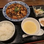 中国料理 恵莉華 - 土日祝日ランチＡ　麻婆豆腐（麻婆豆腐、花山椒の香り)　\900 　ライス・スープ・漬物・サラダ