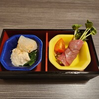 しゃぶしゃぶ 吟半 お台場店 - 炙りホタテとほうれん草の白和え､和牛のカイワレ巻き
