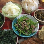 野菜居酒屋 いたぎ家 - おまかせ10種　ピーマンと砂肝（中央）白ゴーヤ（左上）