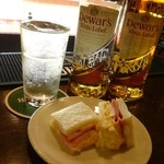 ホワイトラベル - 日曜日なのにこんな時間まで。金曜日に本社の先輩が来阪して私にボトルを入れてくれていた。ごちそうさまです！