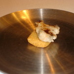 ラ・リューン - 上：ハマグリの酒蒸し　下：アーモンドパウダービスケット(１口サイズ：サービス品)