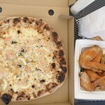 バラッカ・デル・ソーレ - 石窯で焼かれたピッツァはもちもち生地で美味しい♡
      ピッツァのサイズは約28cmだそうです