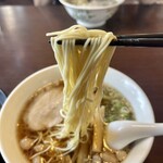 とんちんかん - よーく見ると麺にスープの油分が！この麺が旨い( ´∀｀)