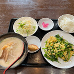 揚龍 - 料理写真:日替わりランチ680円。
ジョッキに入った烏龍茶付