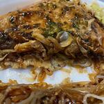 Okonomiyaki Teppanyaki Fuwa - 生地や豚肉はカリッと焼かれて、添えられた野菜も良い感じでおたふくソースと絡んで美味しいお好み焼き。
                         