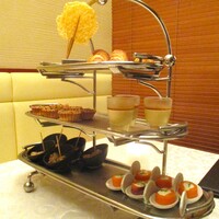 DINING 六区 - お口取り：アフタヌーンティーを想わせるような “三段トレーの口取り６種” から3種類を選ぶことができます。