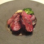 Dainingu Rokku - 本日のお肉料理：フランス産マグレ鴨のロティ 赤ワインソース・柔らかで 癖がなく 赤ワインソースで美味しくいただきました。 カリフラワー、蕪が添えられています。