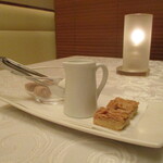 Dainingu Rokku - 茶菓子：アーモンドスライスをタップリと使用したフロランタン。