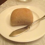DINING 六区 - パン：フランスで手焼きの半焼生で輸入して、毎日１５分オーブンで焼いてあり、無塩のカルピスバター（やや軽い感じのクリーミーなバター）で頂きます。スプーンに載せた イギリス マルドンの岩塩はお好みで使用します。