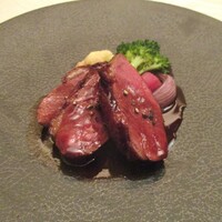 DINING 六区 - 本日のお肉料理：フランス産マグレ鴨のロティ 赤ワインソース・柔らかで 癖がなく 赤ワインソースで美味しくいただきました。 カリフラワー、蕪が添えられています。