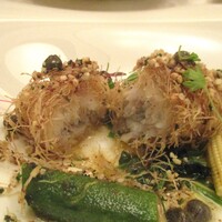 DINING 六区 - 本日のお魚介料理：太刀魚のカダイフ包み揚げ アーモンド風味の焦がしバター・太刀魚をカダイフで包んで揚げてあり、カダイフがサックサクで 中の太刀魚が熱々でフックラとした食感が堪りません！ 檸檬のスッキリした香りと焦がしバター、塩味のバランスが素晴らしいです。