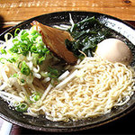 Masumiya - 塩ラーメンの『塩スペシャル』 850円。太もやし・ネギ・ワカメ・チャーシュー・半熟味付玉子がのっております。