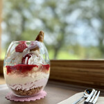 4D studio meili cafe - クロッフルのベリーパフェ（練乳ムースとベリーソース）