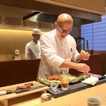 おにく 花柳 - ◎手際良くカツサンドを作っていく大将！