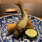 日本料理 新茶家 - 宮城県早瀬鮎の塩焼き、天然の小鮎と香茸の春巻