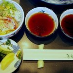 佐賀牛レストラン季楽 本店 - サラダ、香の物と２種類のタレ