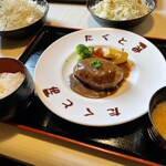 Tonkatsu Ando Hambagu Takutomi - ハンバーグ定食   前の街道を通るたびに気になっていたお店へとうとう初入店！まさかこんなに本格的な洋食屋だとは思わなんだ！豚100%のハンバーグなれど脂くどさは微塵もなくさっぱりだけどジューシー♪