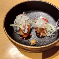 別邸 壽 - 先付　鴨ロースとなすの冷やし鉢
                    　　   今日は、良いナスを仕入たのでとの事でした。
                    鴨肉とナスが良くマッチしていました。　粒胡椒がピリッとアクセントで良い感じでした。