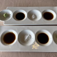 特選近江牛レストラン ティファニー - タレは左から、生姜醤油、天然塩、守山市の醤油、山葵。やはり良い肉は塩で食べるのが美味しい。