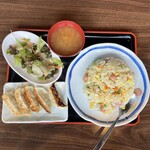 京 - チャーハンと餃子セット。味噌汁とサラダ付き