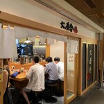 六厘舎 - お店の外観（入口側）