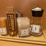 六厘舎 東京駅東京ラーメンストリート - 卓上の調味料