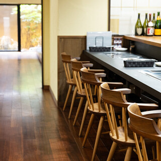 The restaurant is filled with the warmth of wood and is a space where you can enjoy your meal slowly.