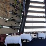 レストラン タテル ヨシノ 銀座 - 6〜7mある高い天井が開放的な雰囲気