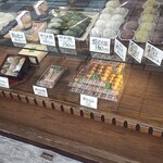 Kofuji Mochi - ショーケース。店内は忙しそうでした