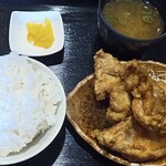 唐魂 - 唐揚げ定食ハーフ。事前に知っていたが定食としては寂しい内容