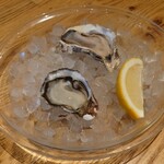 The fresca oysterbar&kitchen - 生牡蠣二種食べ比べ(北海道厚岸産マルえもん/大分県佐伯市産海雫)