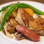 Bistro sora - ランチセット 1300円 の骨付き若鶏もも肉のコンフィ＆ソーセージ