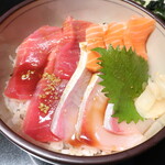 Shunsai Kagami - 三色丼（かんぱち・サーモン・まぐろ，サラダ，味噌汁付）※ランチメニュー，わさび醤油かけ