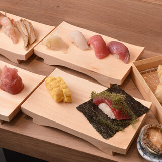 新鮮な旬素材を使用した料理をご提供。選べるコースで寿司を満喫